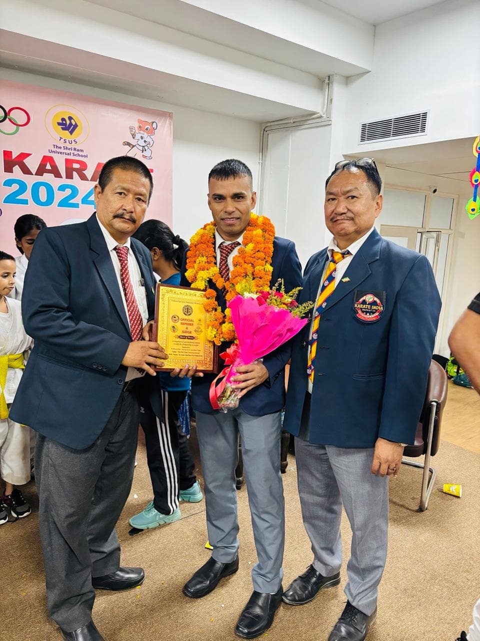 Plaque and bouquet presentation