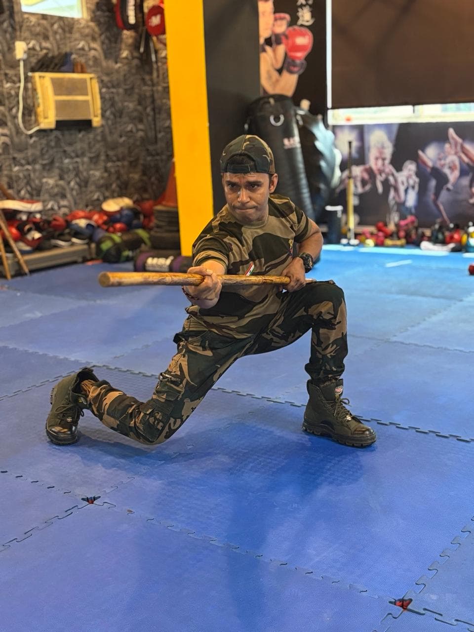 Flexible weapon kneeling stance